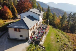 Escursionisti con ciaspole su neve in vetta, panorama di montagne lontane